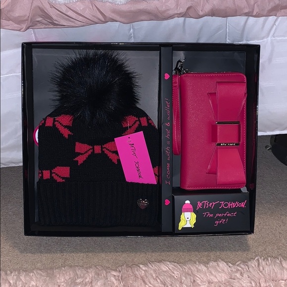 Betsey Johnson Accessories - Betsey Johnson Hat/Wallet Gift Set